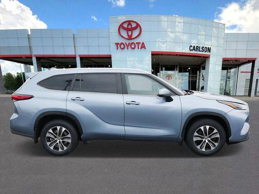 Moon Dust 2023 Toyota Highlander XLE