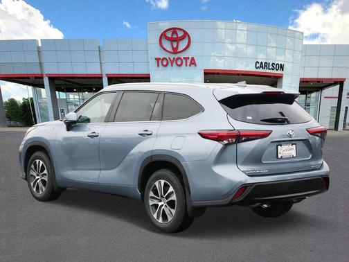 Moon Dust 2023 Toyota Highlander XLE
