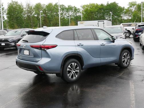 Moon Dust 2023 Toyota Highlander XLE