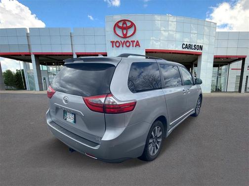 2020 Toyota Sienna XLE