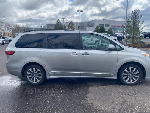 2020 Toyota Sienna XLE
