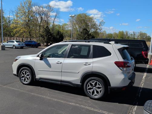 Crystal White Pearl 2020 Subaru Forester Premium