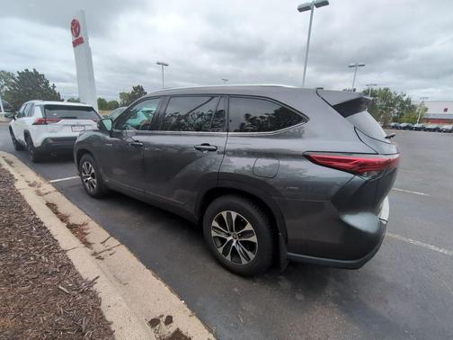 Magnetic Gray Metallic 2021 Toyota Highlander Hybrid XLE