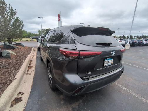 Magnetic Gray Metallic 2021 Toyota Highlander Hybrid XLE