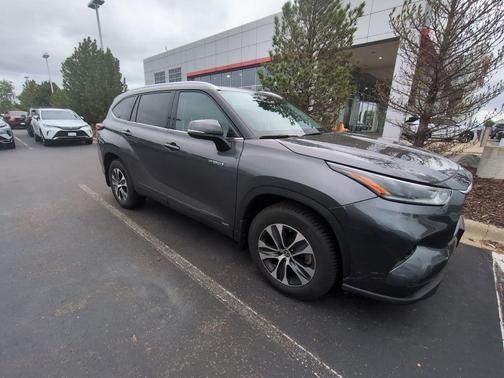 Magnetic Gray Metallic 2021 Toyota Highlander Hybrid XLE