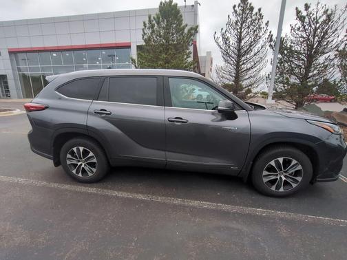 Magnetic Gray Metallic 2021 Toyota Highlander Hybrid XLE