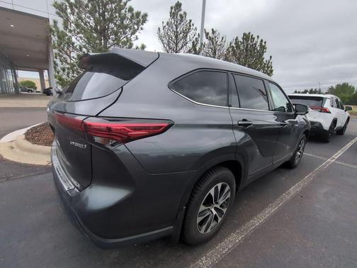 Magnetic Gray Metallic 2021 Toyota Highlander Hybrid XLE