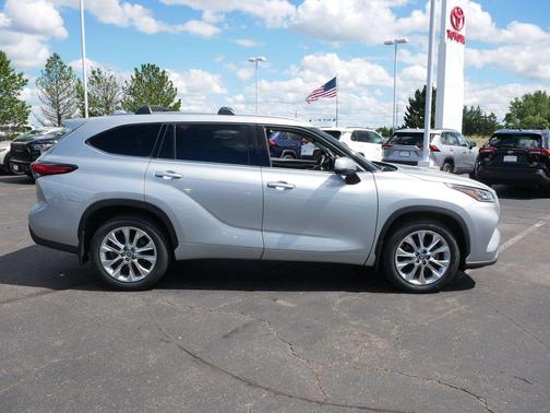 Celestial Silver Metallic 2023 Toyota Highlander Limited