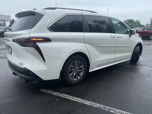 2023 Toyota Sienna LE