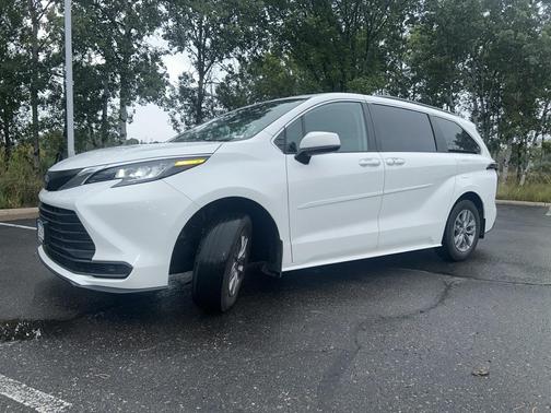 2023 Toyota Sienna LE