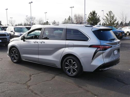 2025 Toyota Sienna Platinum