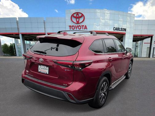 Pearl 2025 Toyota Highlander Hybrid XLE