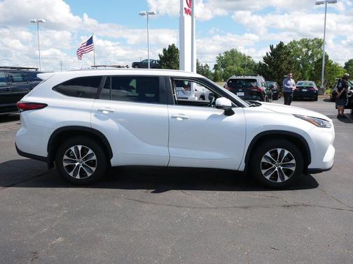 Wind Chill Pearl 2023 Toyota Highlander XLE