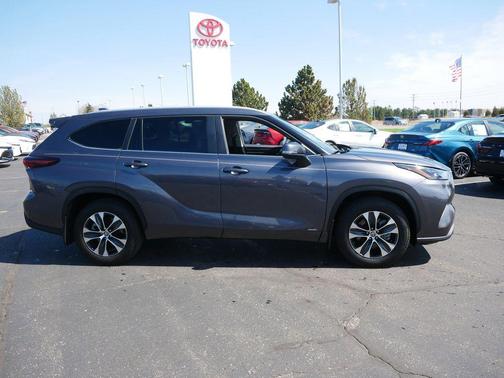 Magnetic Gray Metallic 2025 Toyota Highlander Hybrid XLE