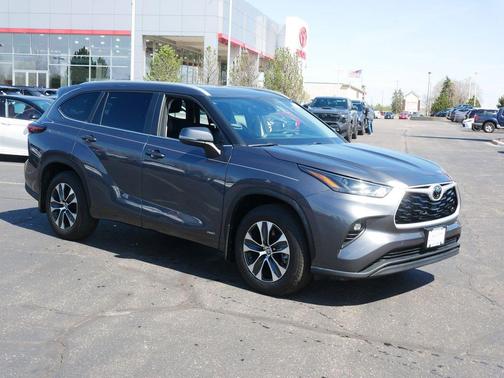 Magnetic Gray Metallic 2025 Toyota Highlander Hybrid XLE