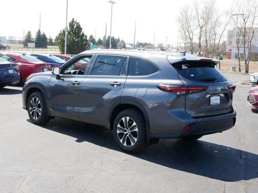 Magnetic Gray Metallic 2025 Toyota Highlander Hybrid XLE
