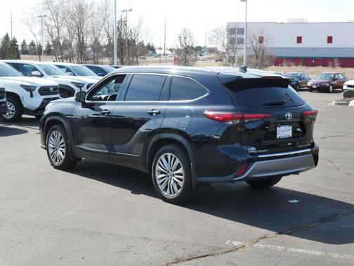 Midnight Black Metallic 2022 Toyota Highlander Platinum