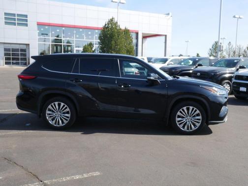 Midnight Black Metallic 2022 Toyota Highlander Platinum