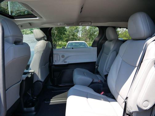 Pearl 2026 Toyota Sienna XLE