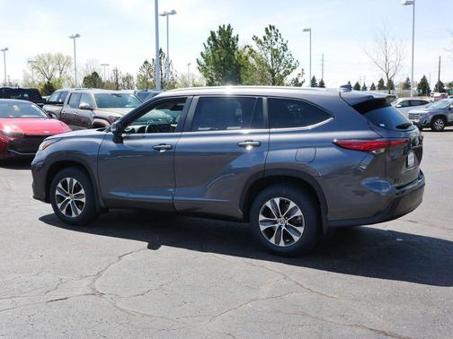 Magnetic Gray Metallic 2023 Toyota Highlander XLE