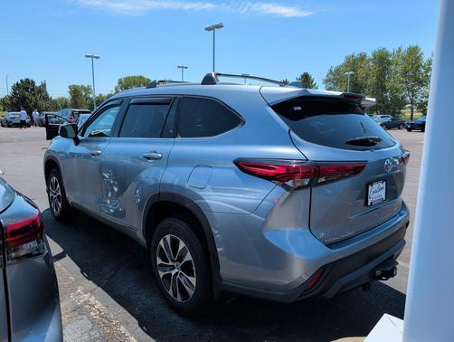 Moon Dust 2022 Toyota Highlander XLE