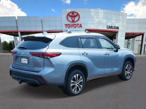 Moon Dust 2022 Toyota Highlander XLE