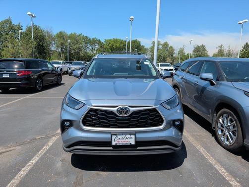 Moon Dust 2022 Toyota Highlander XLE