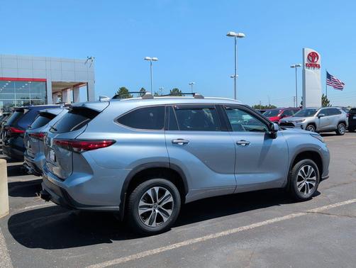 Moon Dust 2022 Toyota Highlander XLE