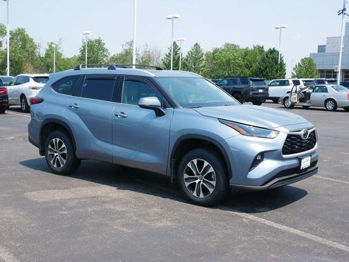 Moon Dust 2022 Toyota Highlander XLE
