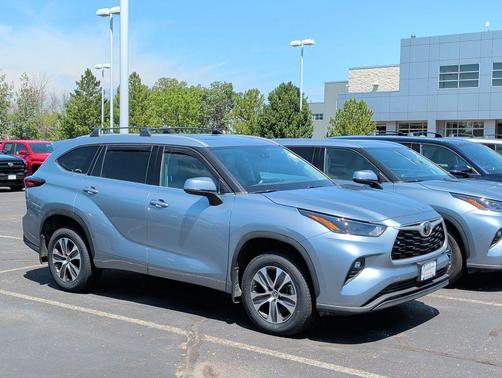 Moon Dust 2022 Toyota Highlander XLE