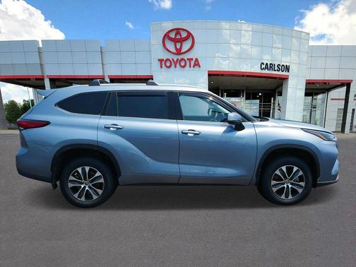 Moon Dust 2022 Toyota Highlander XLE