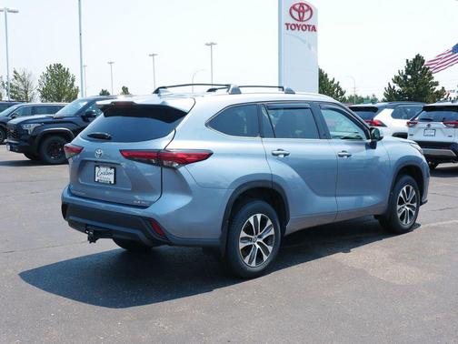 Moon Dust 2022 Toyota Highlander XLE