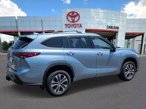 Moon Dust 2022 Toyota Highlander XLE