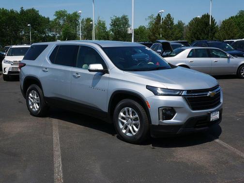 Silver Ice Metallic 2022 Chevrolet Traverse LS