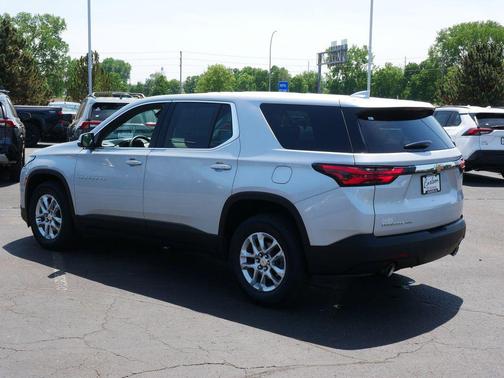 Silver Ice Metallic 2022 Chevrolet Traverse LS