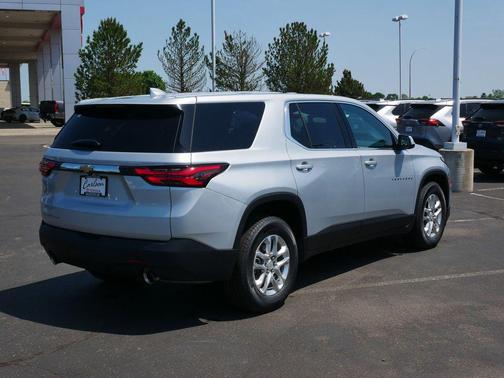 Silver Ice Metallic 2022 Chevrolet Traverse LS