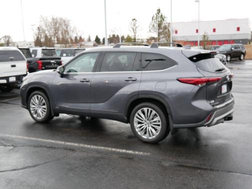 Magnetic Gray Metallic 2023 Toyota Highlander Hybrid Platinum