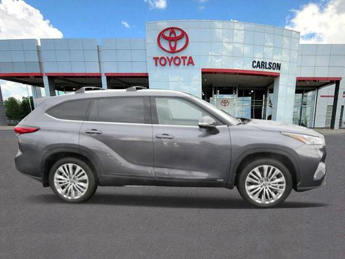 Magnetic Gray Metallic 2023 Toyota Highlander Hybrid Platinum