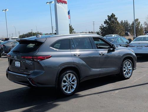 Magnetic Gray Metallic 2022 Toyota Highlander Limited