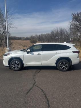 Wind Chill Pearl 2022 Toyota Highlander Hybrid XLE