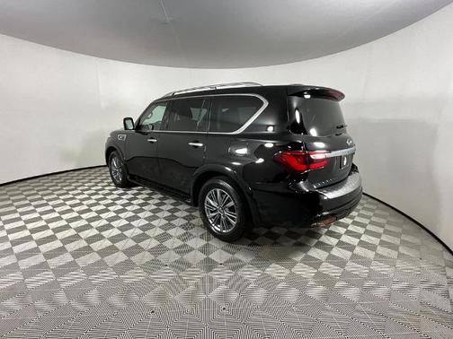 2022 INFINITI QX80 LUXE