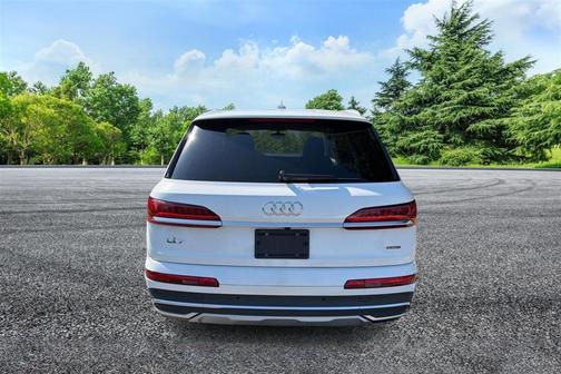2024 Audi Q7 45 Premium Plus