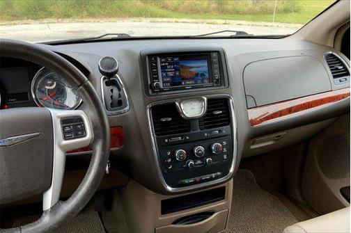 2016 Chrysler Town & Country LX