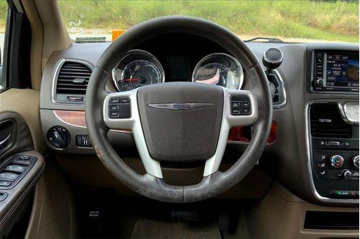 2016 Chrysler Town & Country LX