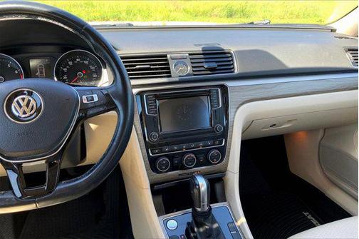 2016 Volkswagen Passat 1.8T SE w/Technology