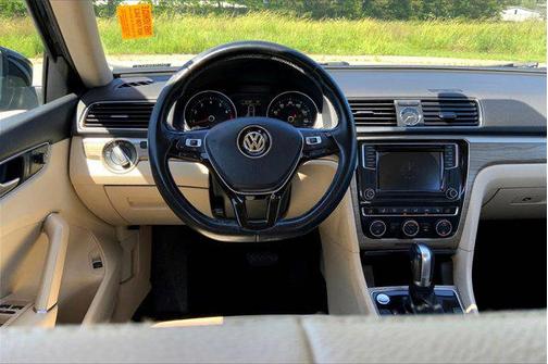 2016 Volkswagen Passat 1.8T SE w/Technology