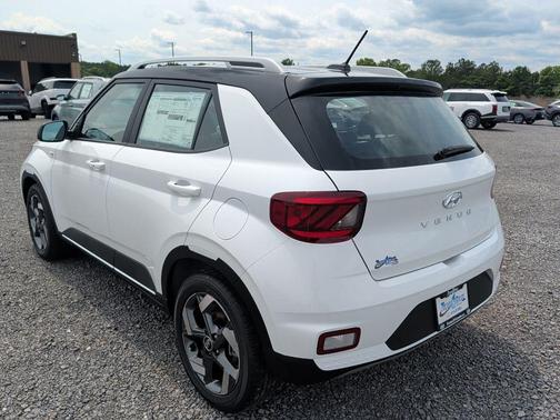 Lunar White w/Black Roof 2026 Hyundai VENUE SEL w/Two-Tone Roof