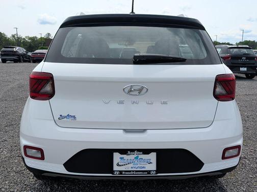 Lunar White w/Black Roof 2026 Hyundai VENUE SEL w/Two-Tone Roof