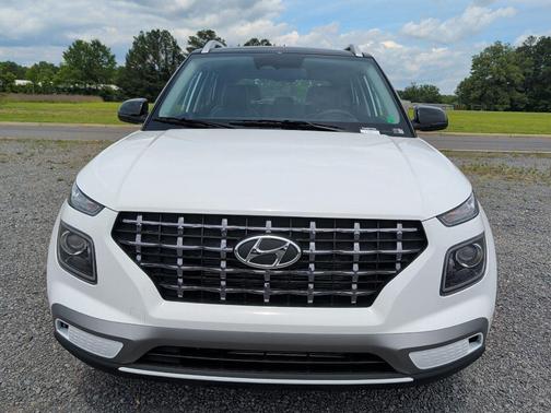 Lunar White w/Black Roof 2026 Hyundai VENUE SEL w/Two-Tone Roof