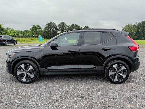 Onyx Black Metallic 2025 Volvo XC40 B5 Plus Dark Theme